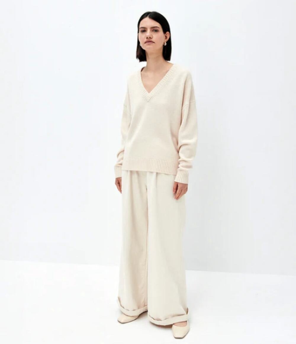 NWOT Allude Cashmere Women Sweater Preppy Nude Taupe Brown V-Neck Minimalist